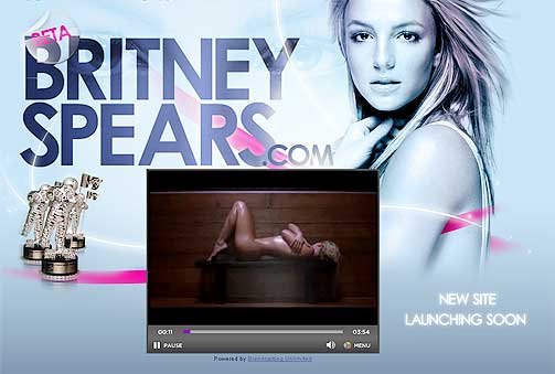 FREKK: P� sin nyoppussa hjemmeside viser Britney det meste i musikkvideon til l�ta �Womanizer�.