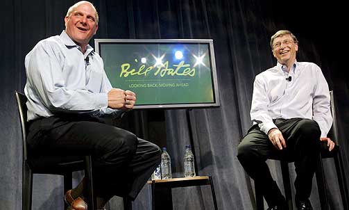 I TAKT MED WALL STREET: Microsoft-toppene Steve Ballmer (t.v.) og Bill Gates har sett formuene deres bli barbert med 40 prosent, omtrent det samme som industriindeksen Dow Jones.
