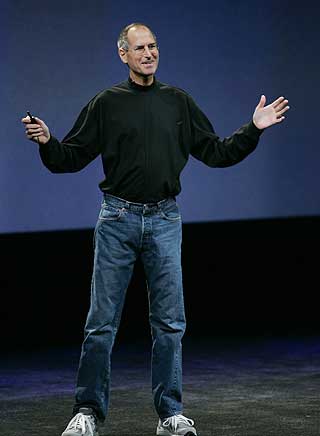 TRENGER NOK IKKE KUTTE I KLESBUDSJETTET: Apples Steve Jobs har f�tt merke finanskrisen p� kroppen og lidd et papirtap p� 46 prosent av formuen sin, men har fortsatt mer enn nok til � g� til innkj�p av karakteristisk h�yhalset genser og jeans.