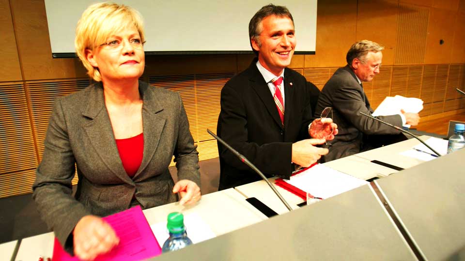 KRISETID: Finansminister Kristin Halvorsen, statsminister Jens Stoltenberg og sentralbanksjef Svein Gjedrem legger fram tiltak mot finanskrisa.