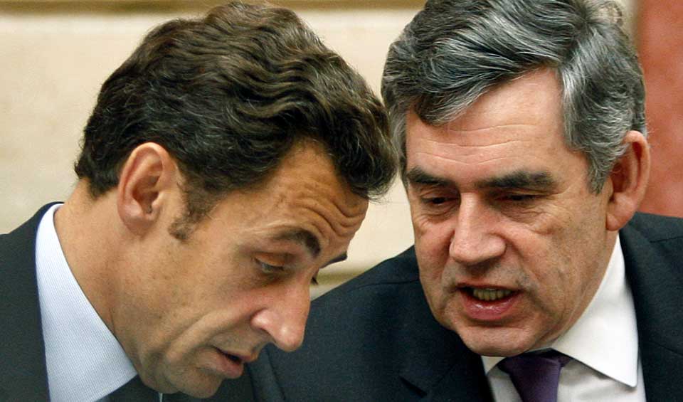 M�TE: Den britiske statsministeren, Gordon Brown, (til h�yre) snakker her med Frankrikes president Nicolas Sarkozy under et m�te i Paris i kveld der europeiske ledere var  samlet for � gjenopprette tilliten til bankvesenet.