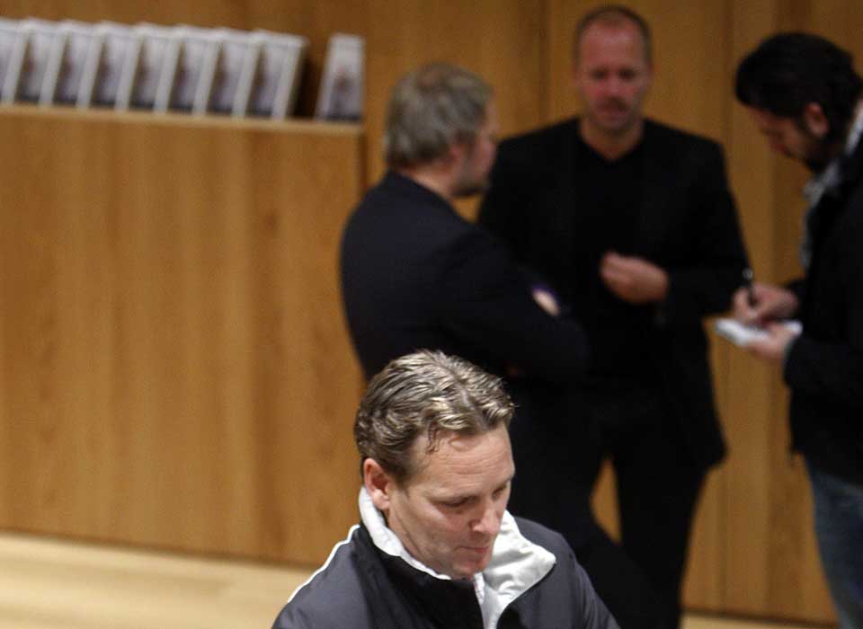 KOM P� LANSERINGEN: Lyn-direkt�r Erik Langerud er antakelig en av de som vil lese boka �Den forsvunne diamanten� mest n�ye. I bakgrunnen blir forfatterne Lars Backe Madsen og Jens M. Johansson intervjuet.