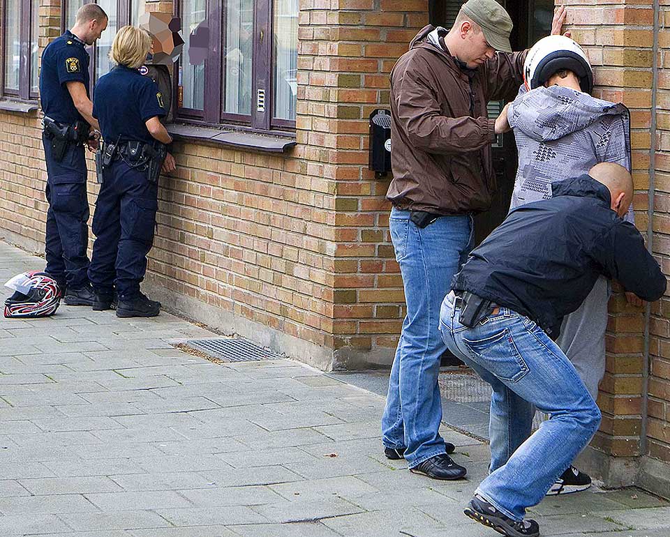 TRE TATT: Her blir to av de tre bankranerne tatt av politiet. De to fors�kte � stikke av p� moped.
