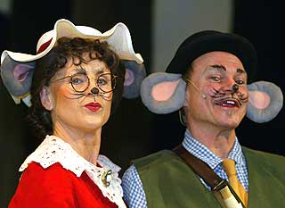 FOR FIRE �R SIDEN: Og slik s� Bestemor Skogmus (�got Sendstad) og Morten Skogmus (Morten Fald�s) ut da Nationaltheatret satte opp stykket i 2003.