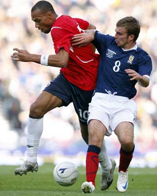 RYGGSEKK: John Carew rister av seg Skottlands James Morrison under lagenes m�te p� Hampden Park l�rdag.