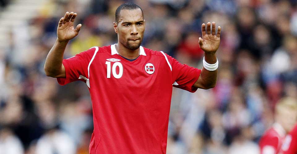 STOR OG STERK: If�lge �ge Hareide er John Carew verdens sterkeste spiss - og en av Europas beste.