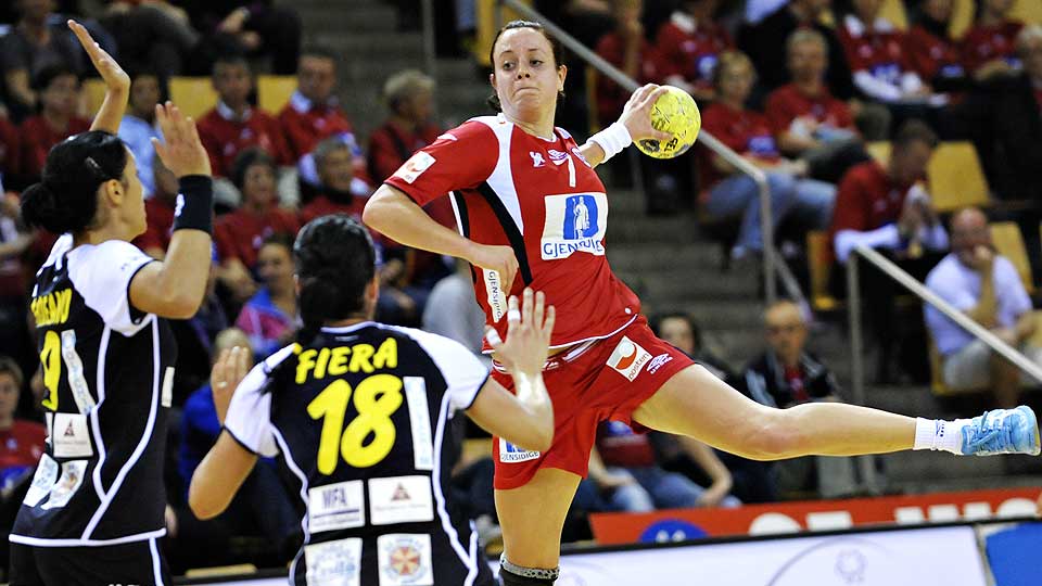 VANT: Tonje N�stevold og de andre h�ndballjentene vant enkelt i kveld.