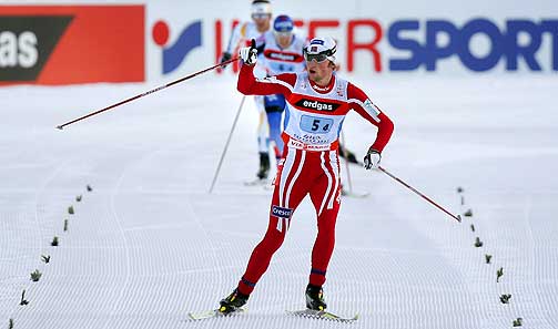 STILLER I BARNESKIRENN �KONOMISK: Petter Northug avgjorde VM-stafetten lekende lett i 2007, men har enn� en lang vei � g� f�r han spurtbesl�r gamle langrennshelter p� det �konomiske oppl�pet.