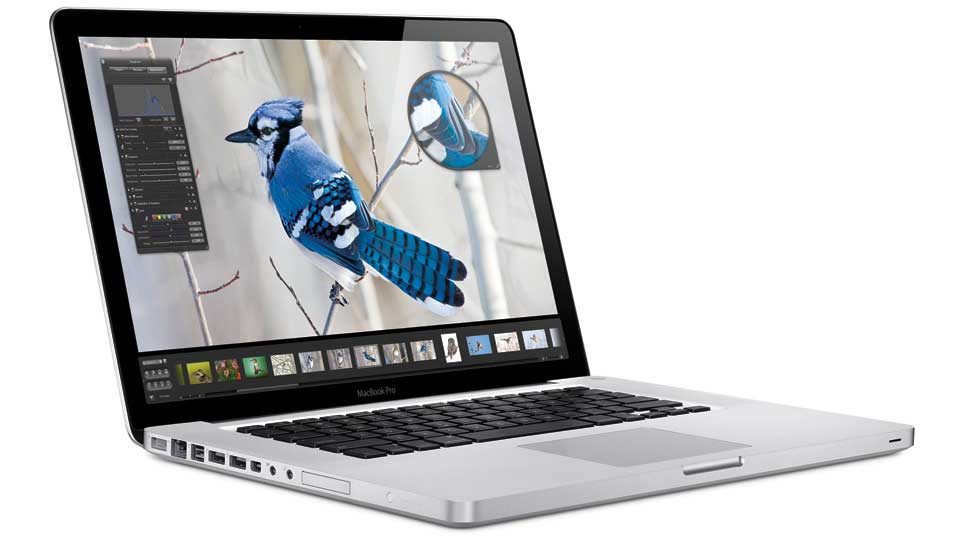NY SKJERM: Den nye MacBook-serien har skrog i ett stykke aluminium, og blank skjerm dekket med glass. Her den nye utgaven av MacBook Pro. Foto: APPLE