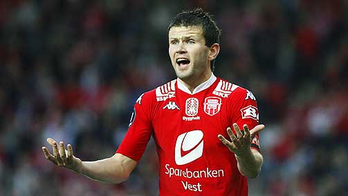 OVERTOK JOBBEN: Eirik Bakke tjente if�lge skattelistene litt mindre enn sin kaptein Andresen i fjor, men kanskje har l�nna �kt med at bindet kom p� plass f�r denne sesongen?