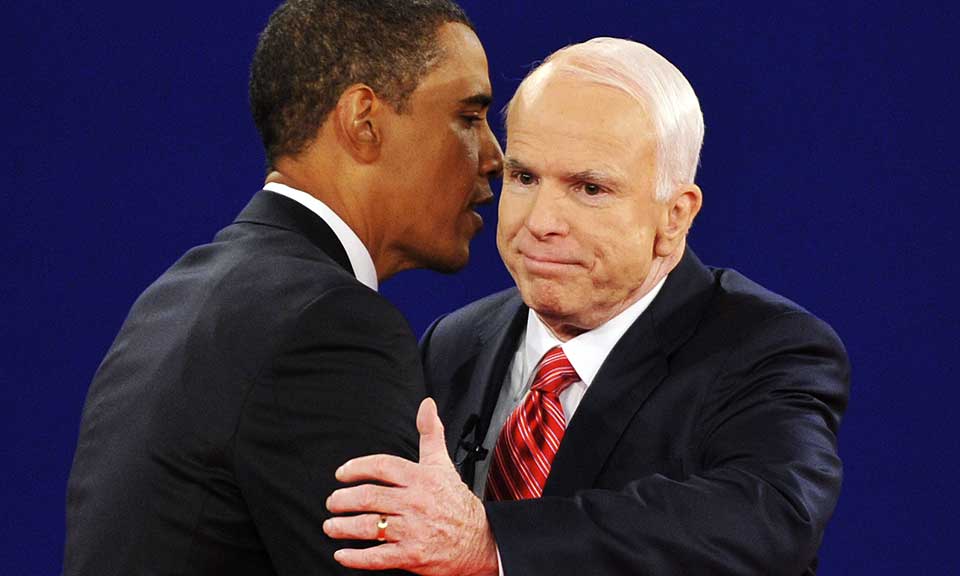 NEPPE KOSEPRAT I NATT: De fleste forventer at John McCain legger mye innsats i � vippe sin rival Barack Obama av pinnen under nattas debatt. Det kan v�re hans siste reelle sjanse til � snakke seg inn i Det hvite hus. Her fra forrige ukes seanse i Nashville.