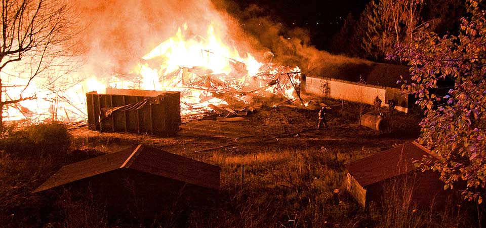 F� OVERLEVDE: 23 hester brant inne da en driftsbygning p� W�rhaug g�rd i Skedsmo i Akershus gikk opp i flammer. Det var 28 hester i bygningen da brannen startet. Fem av hestene ble reddet ut.