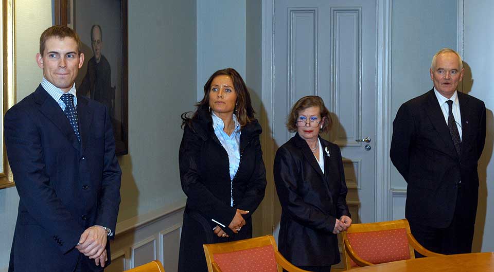 GAMLE PENGER: Bergensfamilien er blant de rikeste i landet. Fra venstre Frederik Wilhelm Mohn, s�steren Louise, moren Mette og faren Trond Mohn. Bildet ble tatt i 2004.