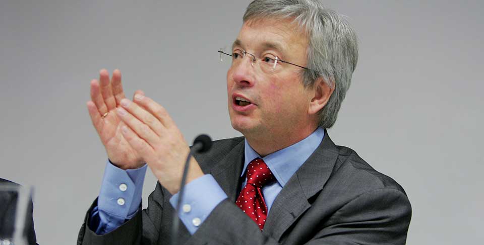 GA IKKE INFO: Karl Eirik Schj�tt-Pedersen (Ap) fastholder at han ikke har gitt informasjon om konkrete l�sninger for bankene i sine samtaler med DnB NOR-sjef Rune Bjerke
