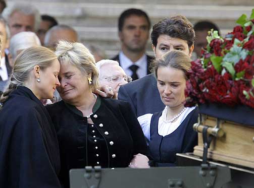 S�RGER: J�rg Haiders enke Claudia og deres to d�tre Ulrike og Cornelia.