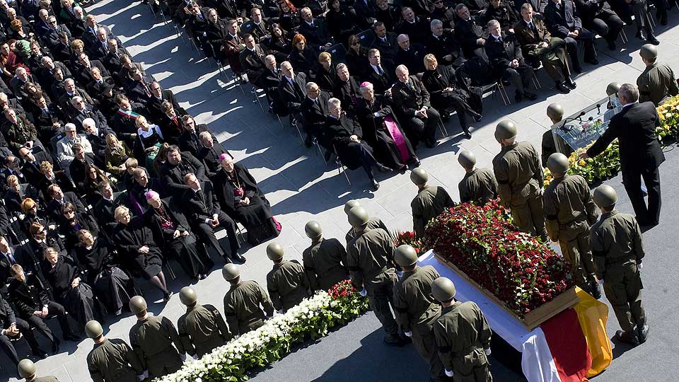 MINNESEREMONI: Blant annet kandleren og presidenten i �sterrike deltokk i minneseremonien i Klagenfurt i dag. Det gjorde ogs� rundt 30 000 vanlige mennesker fra delstaten i �sterrike der Haider var regjeringssjef.