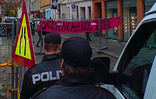 HUSL�ST SAMHOLD:Med bannere som �Sofanomader - for�n dere�, okkuperte Blitzere og andre ungdommer tomme leiligheter i en byg�rd p� Olaf Ryes plass.