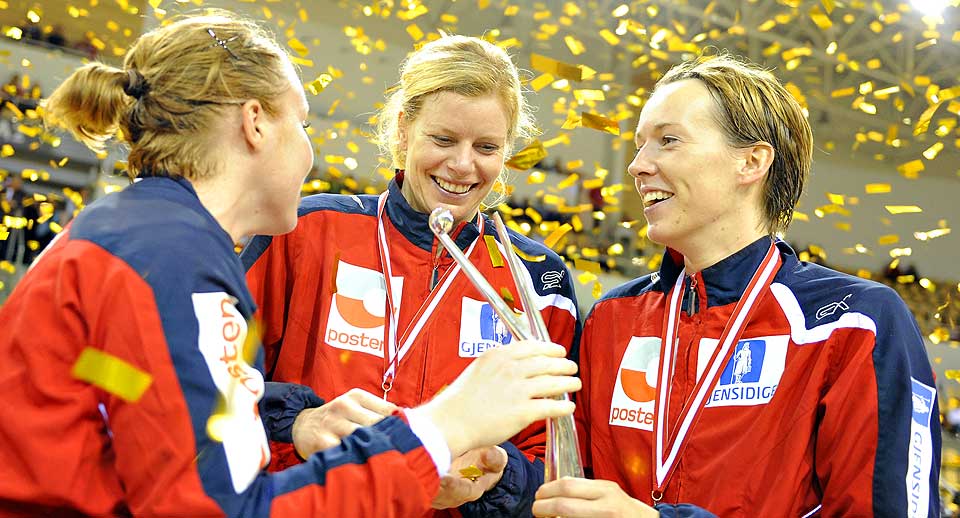 LEKENDE LETT: Gullet fortsetter � regne over Karoline Dyhre Breivang, Tonje Larsen og Kristine Lunde. Norge var ustoppelige i �rhus.