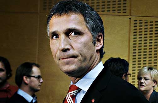 - FIKK OG SENDTE USKYLDIGE SMS-ER: Statsminister Jens Stoltenberg (Ap) presenterte sammen med sentralbanksjef Svein Gjedrem redningspakken for finanskrisen s�ndag 12. oktober. Etterp� sant statsobligasjonen markant i verdi. Torsdag og fredag tidligere samme uke solgte DnB NOR statsobligasjoener for 2,3 milliarder.
