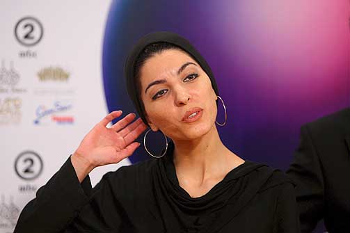 REGISS�R: Den iranske regiss�ren Samira Makhmalbaf poserer for pressen p� den r�de l�peren.