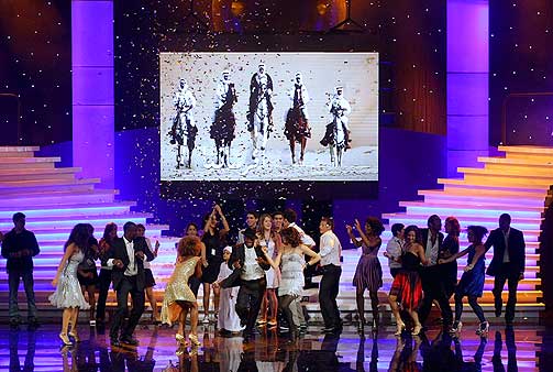 FORESTILLING: Dansere underholder under avslutningsseremonien av den internasjonale filmfestivalen i Abu Dhabi.