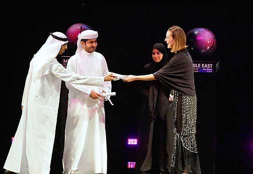 DIPLOMER: Den franske skuespilleren Carole Bouquet deler ut diplomer til to unge regiss�rer fra De forente arabiske emirater.