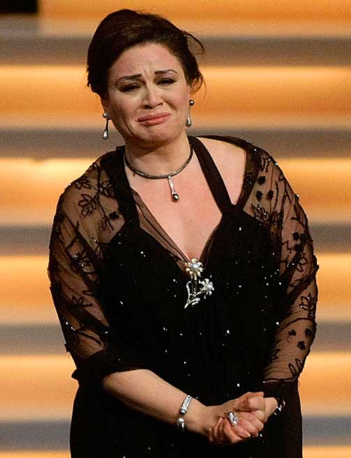 GR�TENDE VINNER: Den egyptiske skuespilleren Elham Chahine vant prisen for beste kvinnelige skuespiller for sin rolle i filmen �Fawzia�.