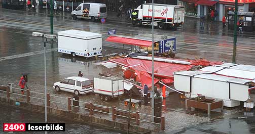 REV OVERENDE EN BOD:Storkastene kunne merkes godt p� Bryggen i Bergen i ettermiddag.
