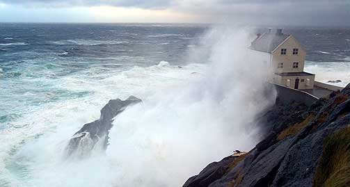 DRAMATISK: Dette blikkfanget er tatt under en storm p� Kr�kenes ved Stad i Sogn og Fjordane i desember 2004.