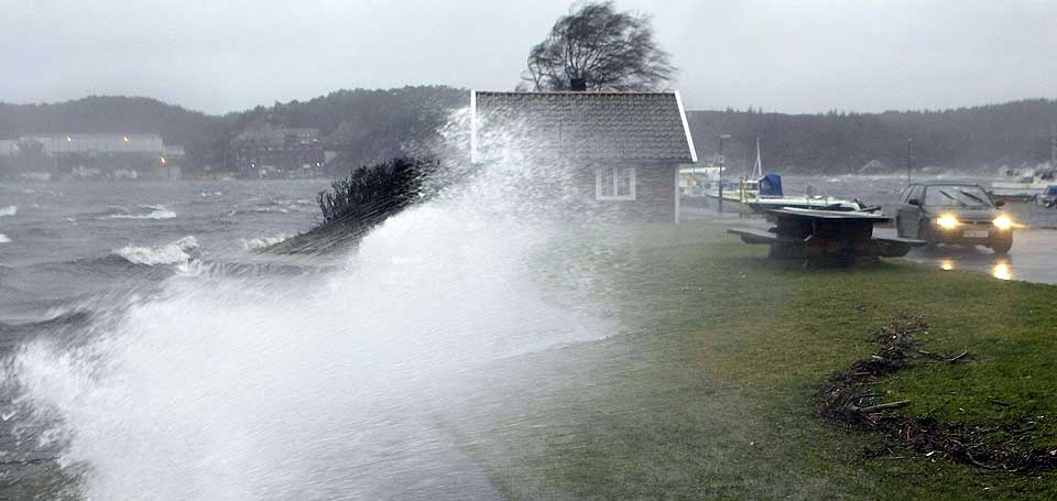 STORM UTENFOR VINDUET? Send inn dine beste uv�rsbilder og -videoklipp til oss p� MMS til 2400 eller e-post til 2400@db.no. Bildet viser H�llen i S�gne tidligere i �r.