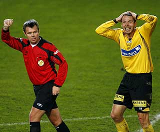 ANNULLERT: Arild Sundgot fortviler etter at det han trodde var et utlikningsm�l ble annullert for offside. LSK-spissen var trolig h�rfint p� feil side.