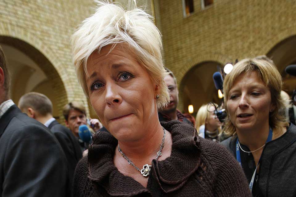 KRITISK: Frp-formann Siv Jensen er skeptisk til at banksjefene skal ha bonusordninger i krisetid. N� vurdere Frp � bremse denne ordningen uner behandlingen av regjeringens forslag til krisepakke for finansn�ringen.