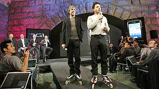 GOOGLEGUTTA: Sergey Brin og Larry Pagen p� rullesk�yter under presentasjonen av T-Mobile G1. Foto: SCANPIX
