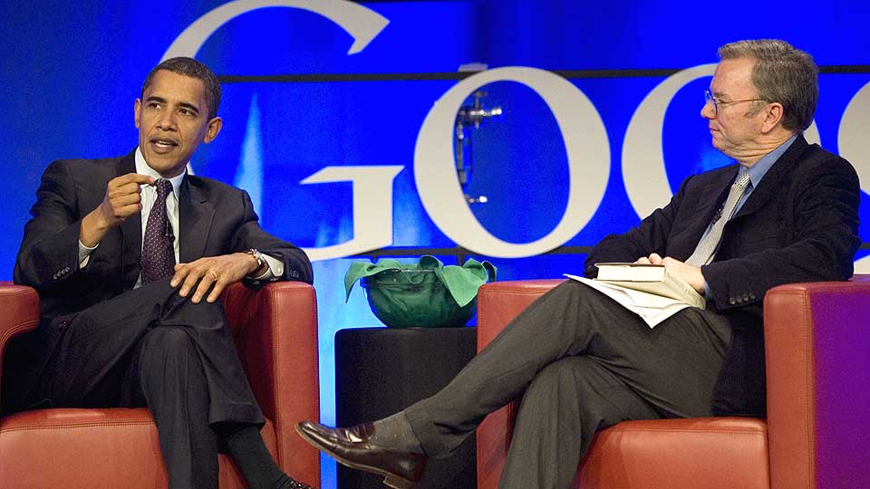 GAMLE KJENTE: Barack Obama og Google-sjef Eric Schmidt har snakket sammen f�r. I dag deltar Schmidt p� et folkem�te i Florida for � diskutere �konomisk politikk og tilkjennegi sin st�tte til Obama. Foto: SCANPIX