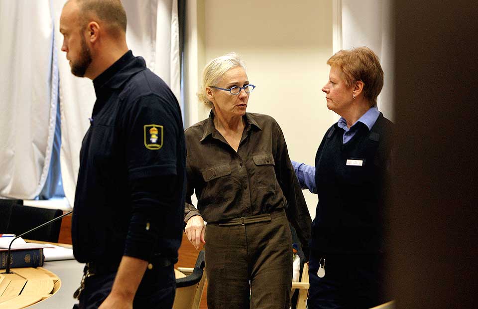 BR�T SAMMEN: Drapstiltalte, den norske kunstneren Ane Lykke Reppe (59), br�t sammen i retten under sin forklaring i dag.
