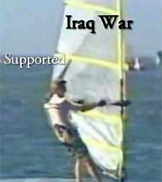 MISBRUKT: President Bush brukte videoen av en surfende John Kerry for alt det var verdt under valgkampen i 2004.