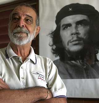 IKONISK: Alberto Korda poserer foran sitt portrett av Che Guevara fra 1960.