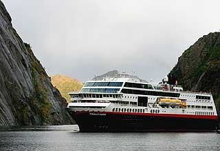 MAJESTETISK: Her er MS Trollfjord p� vei inn i Trollfjorden.