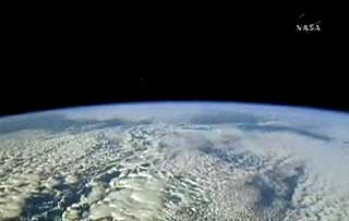 SISTE UTPOST: Romturistene som betaler 12,5 millioner dollar for en tur til International Space Station, f�r denne utsikten.