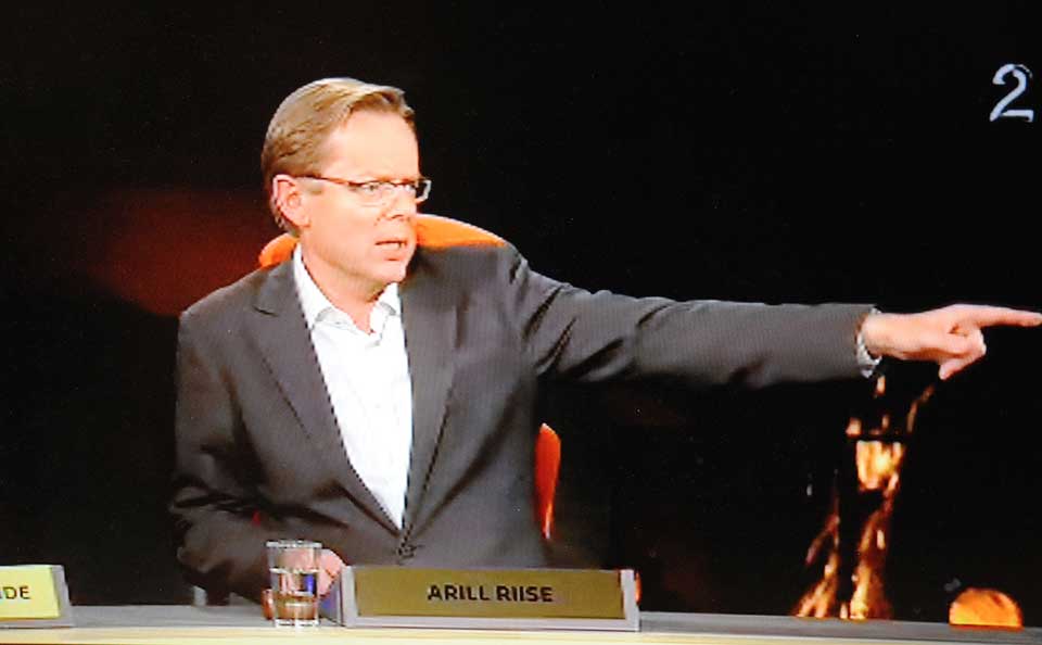 FORTSATTE DEBATTEN: Folketingets programleder Arill Riise fortsatte den direktesendte debatten selv om brannalarmen gikk.
