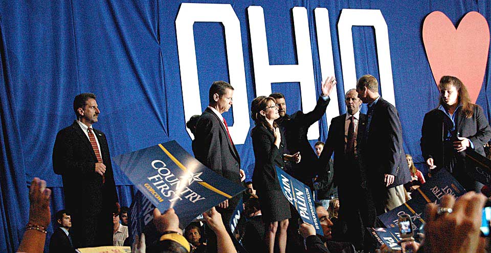 POPUL�R: Sarah Palin ble godt mottatt i Findlay, Ohio, og hilste p� publikum etter talen sammen med sin ektemann Todd Palin, �The first dude of Alaska�.