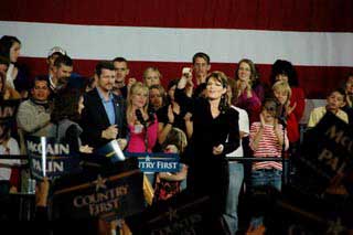 LANGET UT MOT OBAMA: Palin har de siste dagene begynt � kalle Obama for en sosialist, og hun lot ikke sjansen til � gj�re det g� fra seg i Findlay heller.