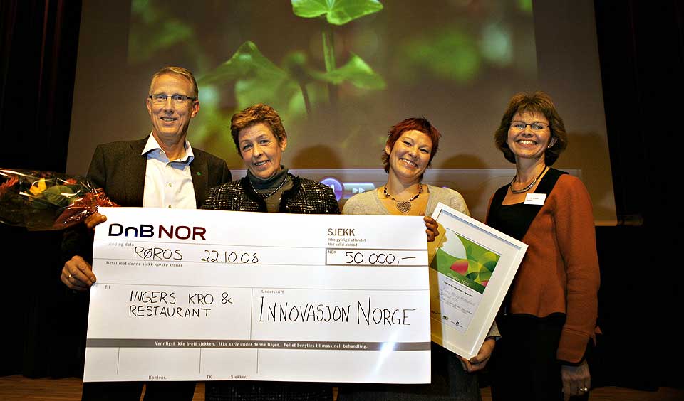 FOR GANEN: Lykkelige Ganefartvinnere, Inger og Lene Berg samen med prisutdlerne statsekret�r Ola T. Heggem fra Landbruk og Mat depatementet og leder i Norges Bygdekvinnelag, Kathrine Kleveland.
