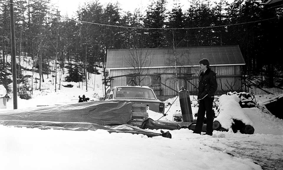 NABOEN BLE DREPT: Politiet saumfarer stedet der den 51-�rige Sp-politikeren Olav Martinius Fjeld ble funnet drept, i Kilebygda i Telemark.