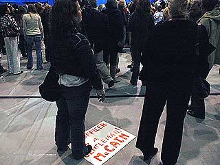 F�RST OPPE I LUFTA: S� havner plakatene gjerne p� gulvet.