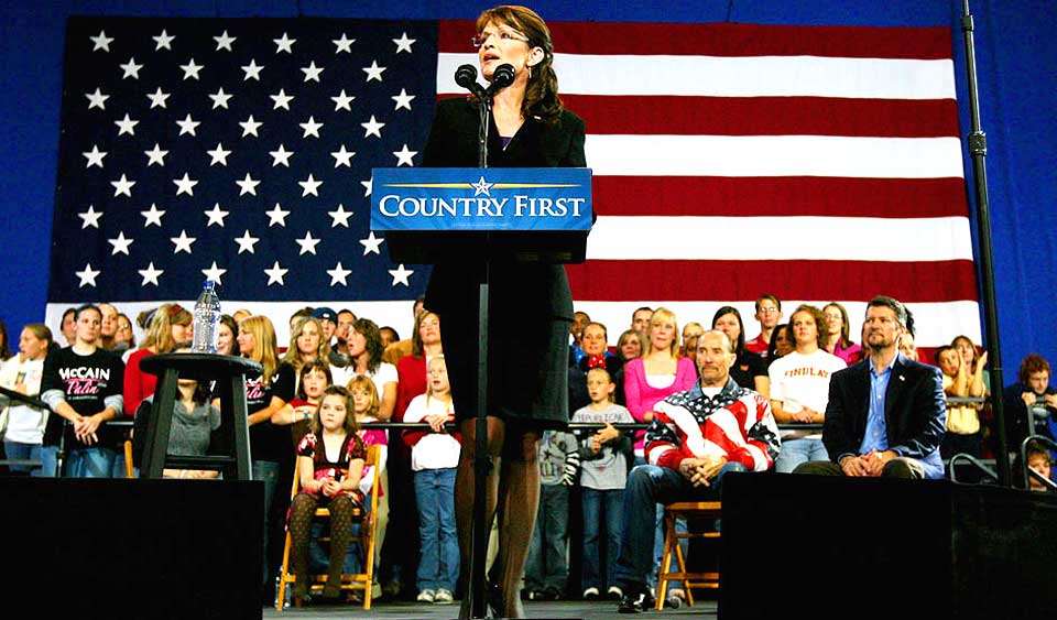 P� TALERSTOLEN: Sarah Palin talte for omtrent 8000 tilskuere i Findlay i Ohio. Minst to av tilskuerne var Barack Obama-tilhengere.