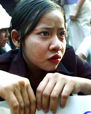PROTEST: Prostituerte Boun Srep (20) protesterer for legalisering av prostitusjon utenfor kvinnedepartementet i Phnom Penh i 2001. Al Jazeera dokumenterer at det illegale sexmarkedet flommer over av mindre�rige.