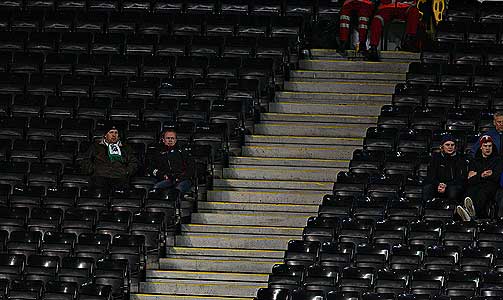 GLISSENT: Litt over 12 000 hadde funnet veien til Lerkendal i g�r. N� tar RBK selvkritikk p� for h�ye billettpriser.