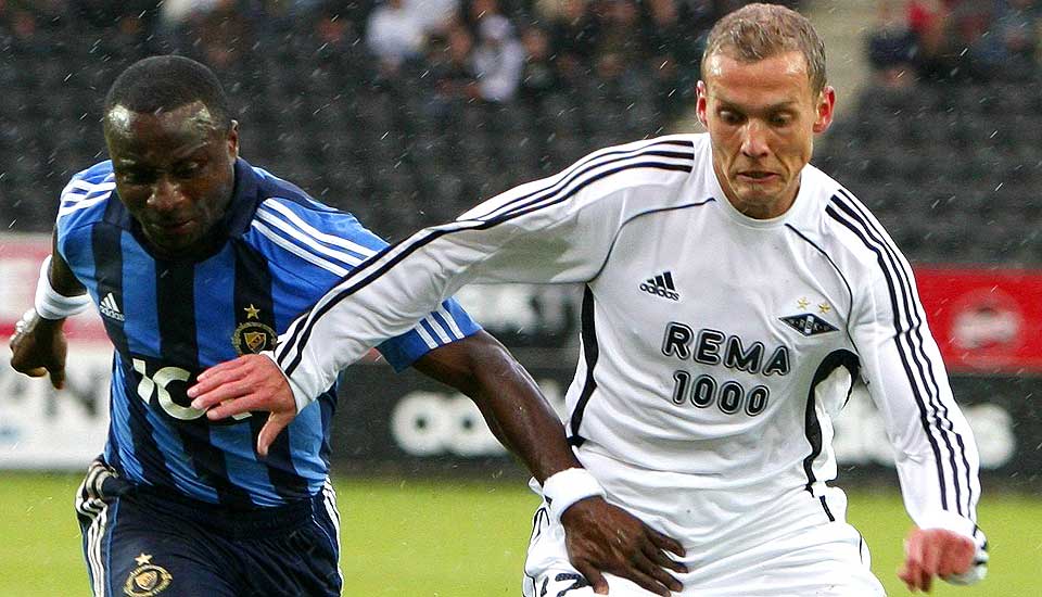 BLE SL�TT NED: �yvind Storflor satte inn en t�ff takling p� Abdou Razack Traor�, som svarte med med � sl� ned lagkompisen.