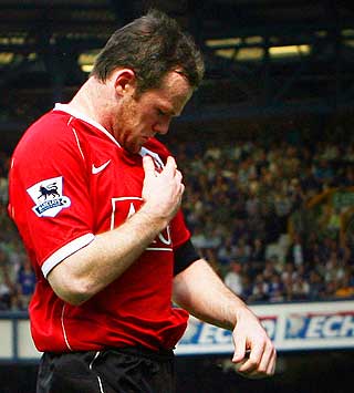 DET FORBUDTE KYSS: Wayne Rooney ble ikke mer popul�r p� Goodison Park, etter at han kysset United-emblemet etter scoringen der i fjor.